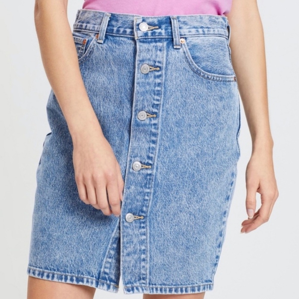 Levi Strauss. Mom skirt. Like new. Worn 1 time. Size 25.